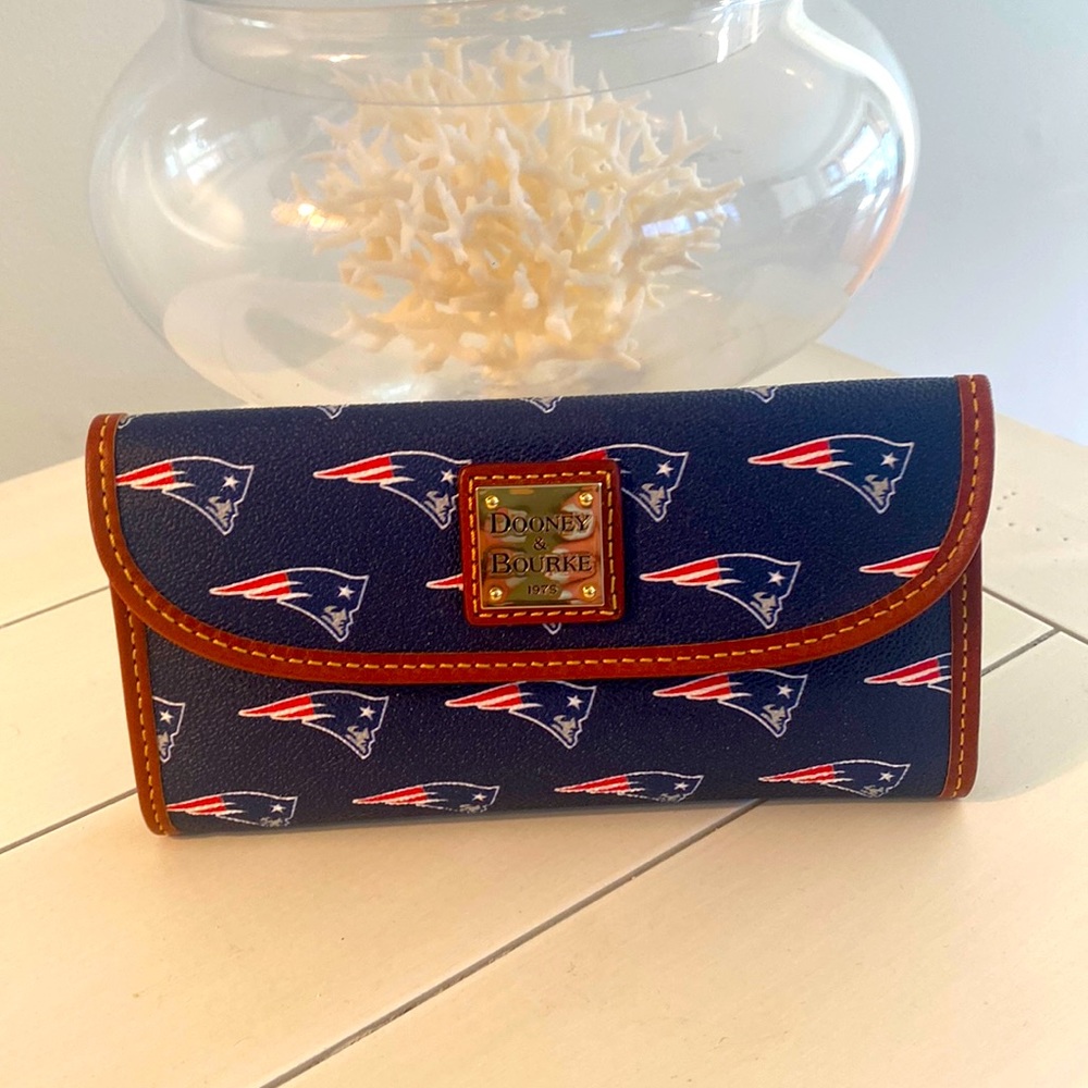 NWOT Dooney & Bourke NFL New England Patriots Continental Clutch